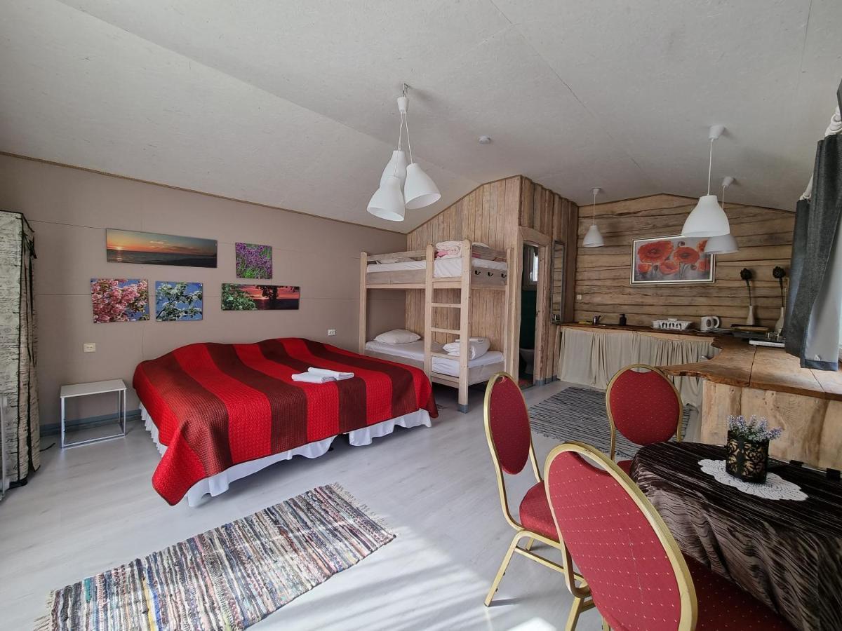 Hotel Viesu Nams Vecmuiza Tūja Esterno foto