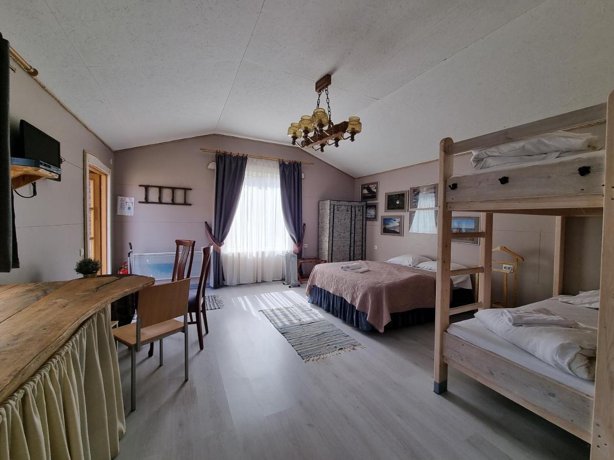 Hotel Viesu Nams Vecmuiza Tūja Esterno foto