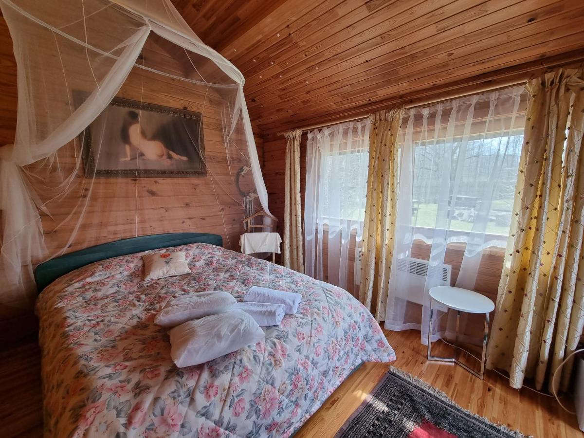 Hotel Viesu Nams Vecmuiza Tūja Esterno foto
