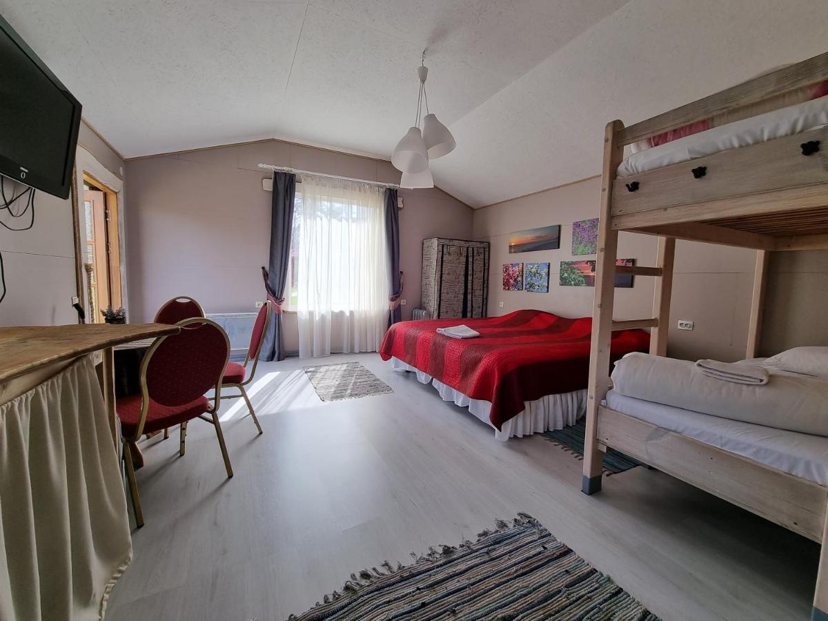 Hotel Viesu Nams Vecmuiza Tūja Esterno foto