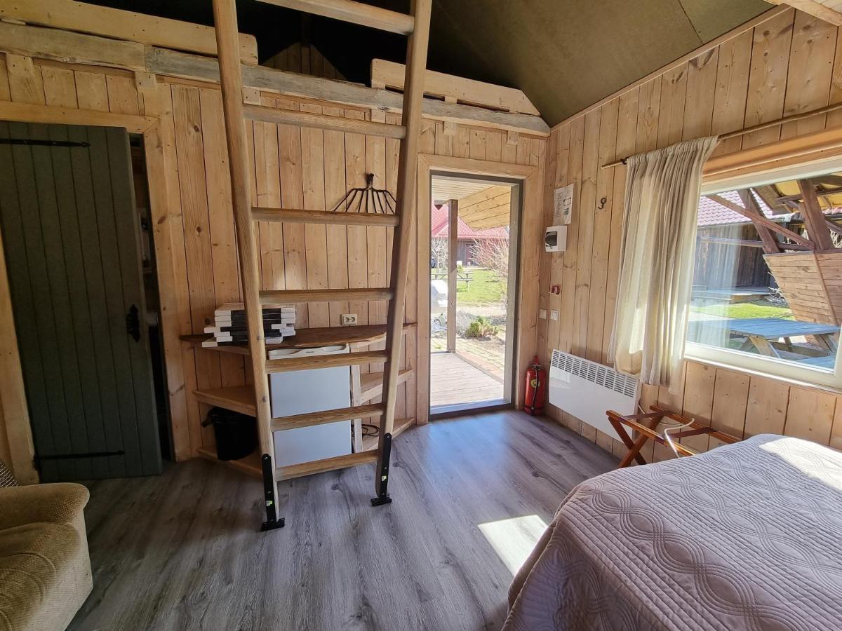 Hotel Viesu Nams Vecmuiza Tūja Esterno foto
