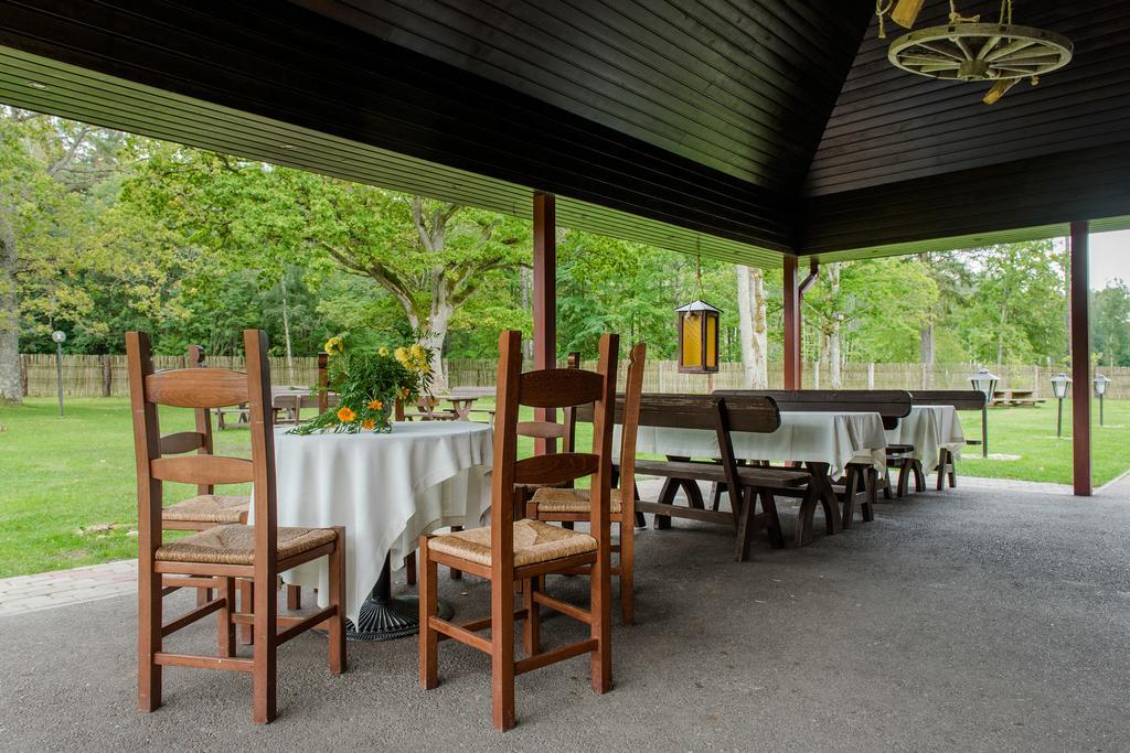 Hotel Viesu Nams Vecmuiza Tūja Esterno foto