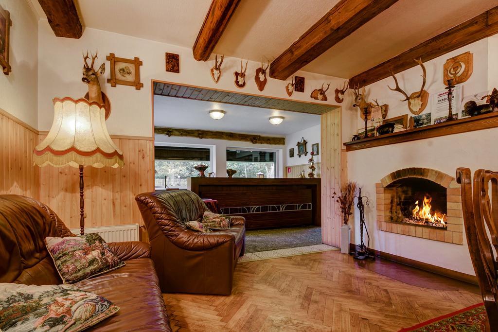Hotel Viesu Nams Vecmuiza Tūja Esterno foto