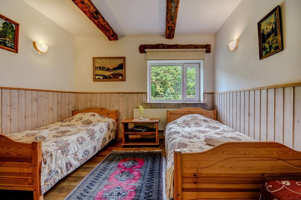Hotel Viesu Nams Vecmuiza Tūja Esterno foto