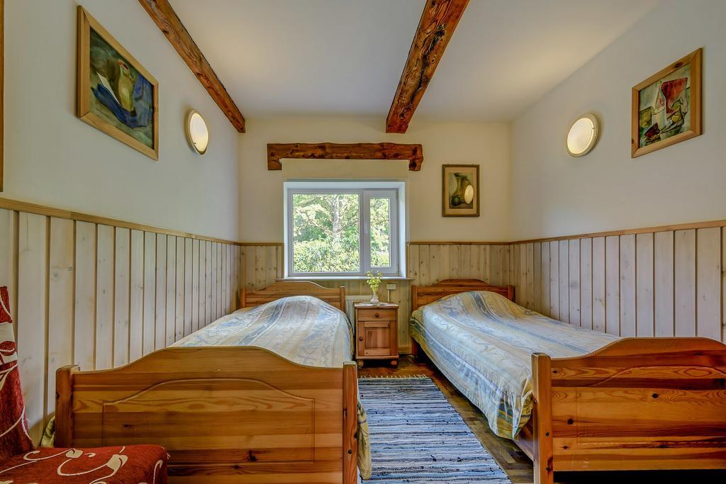 Hotel Viesu Nams Vecmuiza Tūja Esterno foto