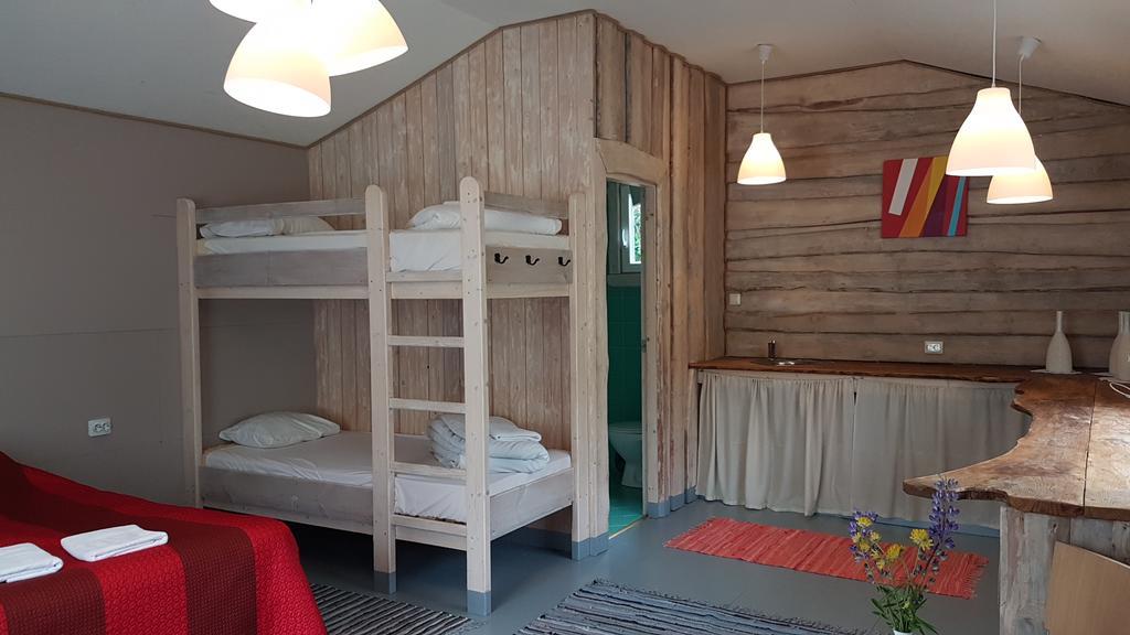 Hotel Viesu Nams Vecmuiza Tūja Esterno foto