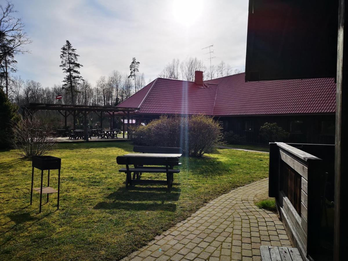 Hotel Viesu Nams Vecmuiza Tūja Esterno foto
