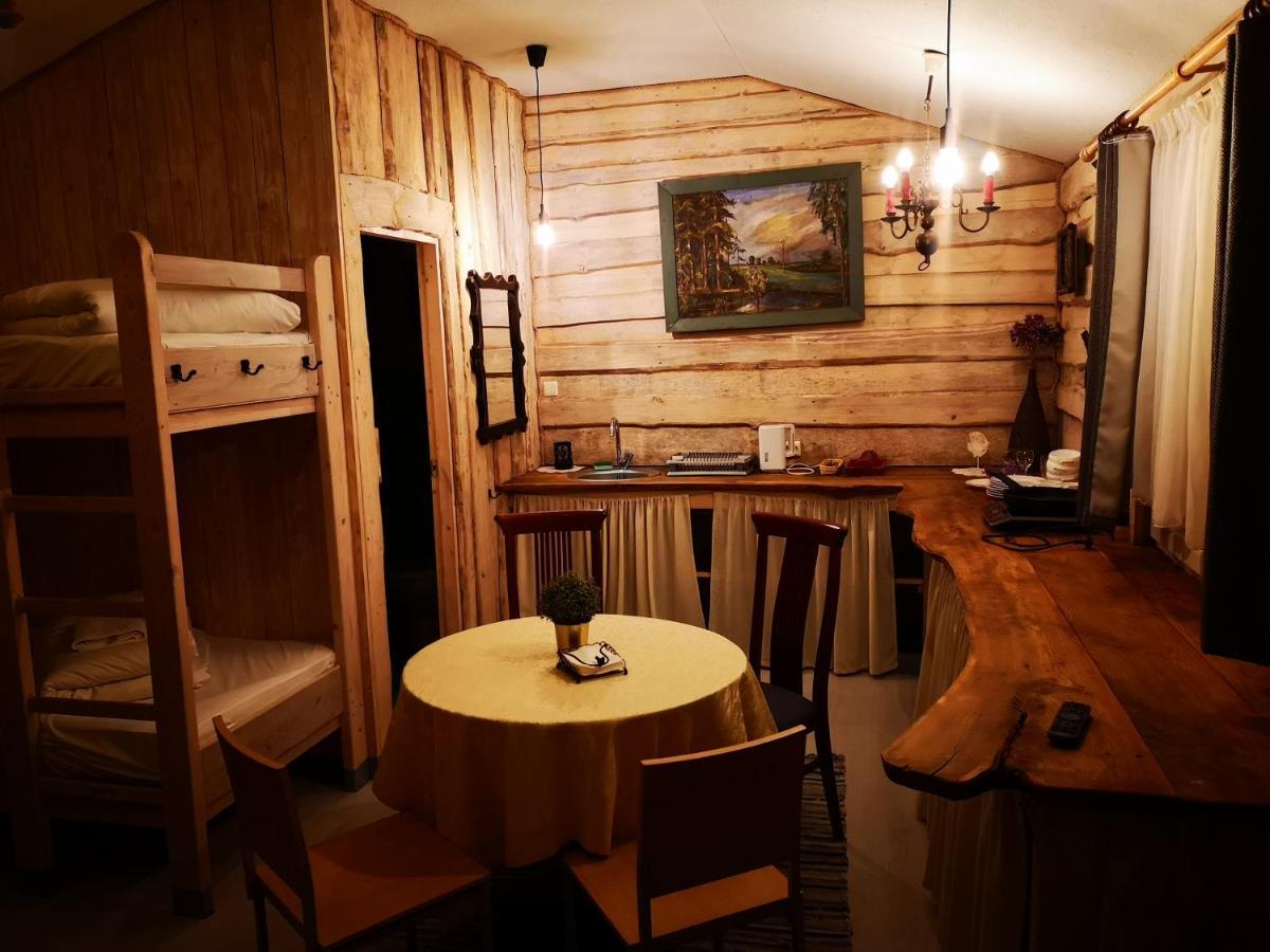 Hotel Viesu Nams Vecmuiza Tūja Esterno foto