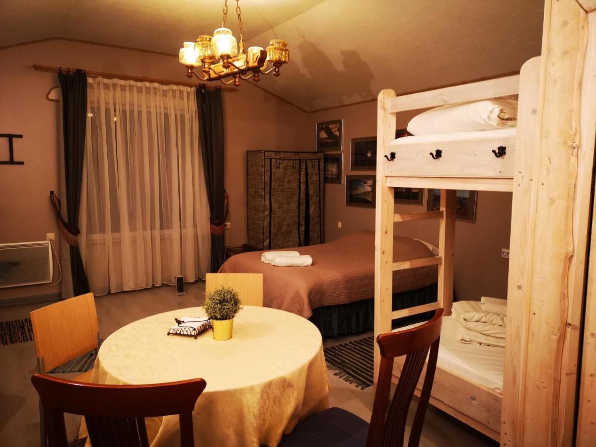 Hotel Viesu Nams Vecmuiza Tūja Esterno foto