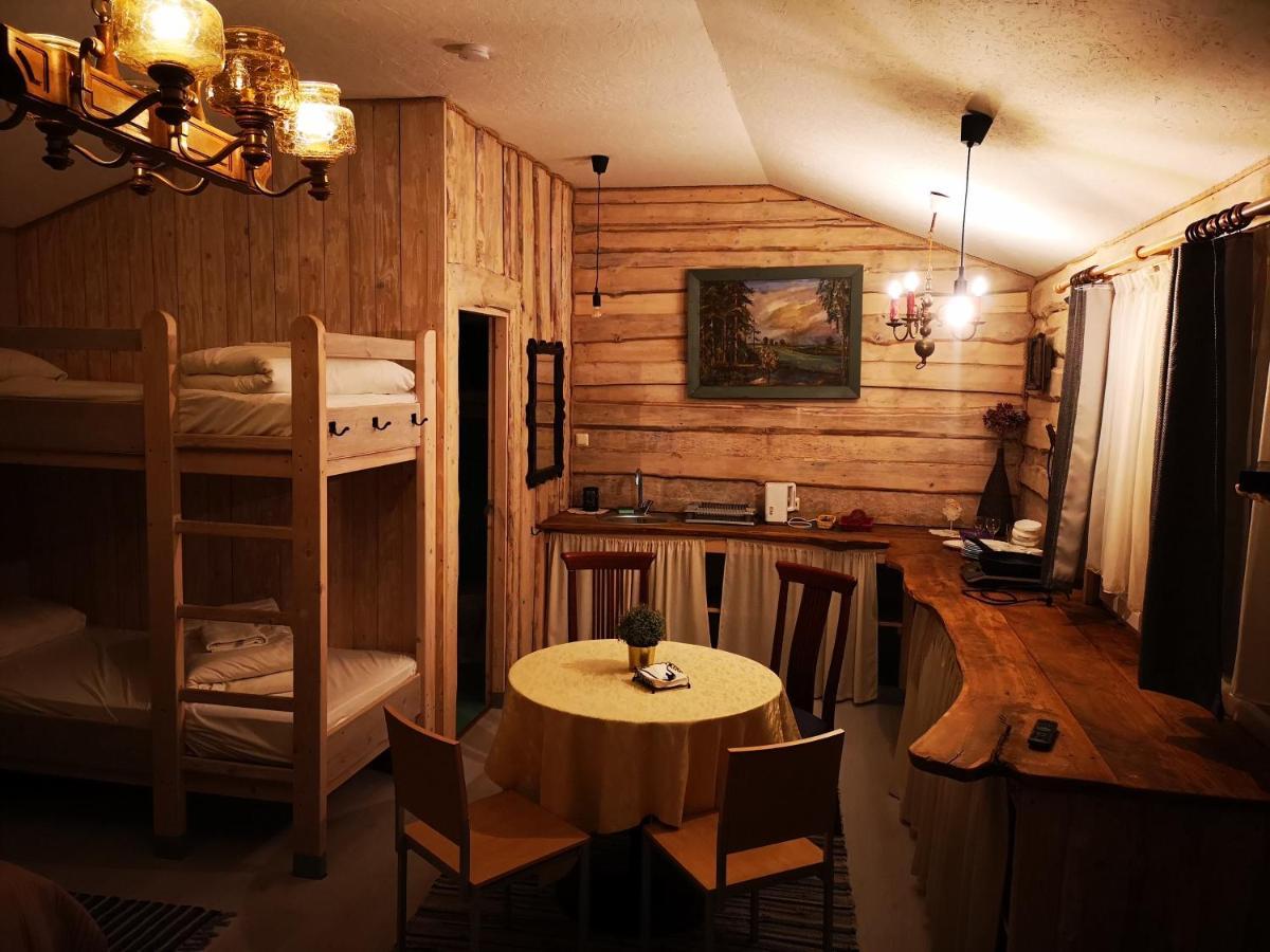Hotel Viesu Nams Vecmuiza Tūja Esterno foto